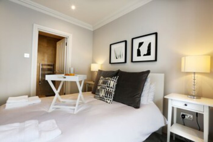 Room 10 of 12