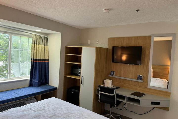 Deluxe King Bed (6 of 6)