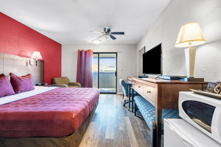 1 Queen Bed (3 of 11)