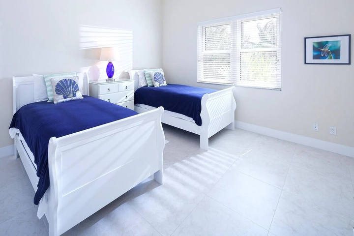 Room 4 of 20