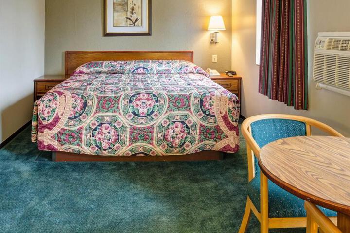 1 Queen Bed (1 of 13)