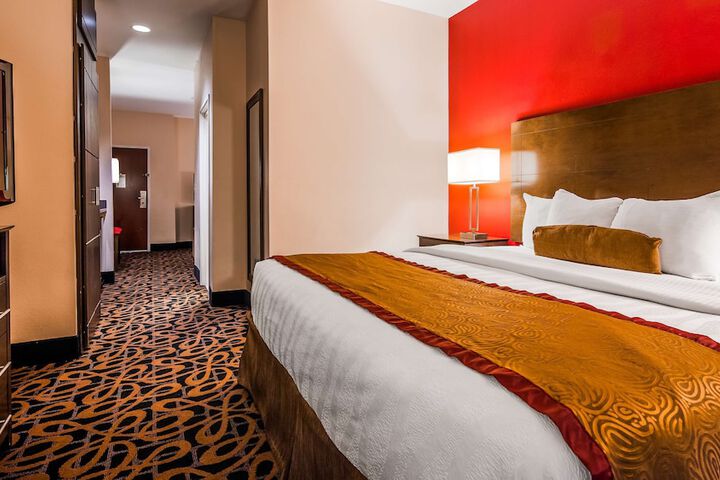 1 King Bed Mobility Accessible Roll in Shower Sofa Bed Mini Suite Full Breakfast (2 of 5)