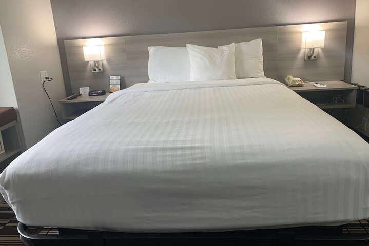 1 Queen Bed (8 of 23)