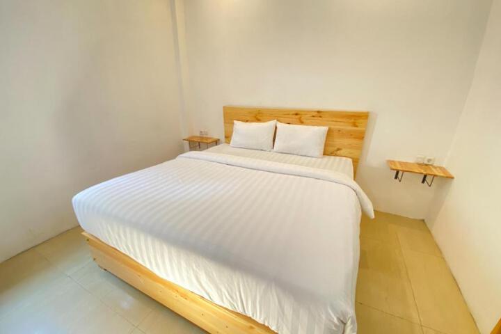 Photo of Urbanview Hotel Medio Inn Palu by RedDoorz