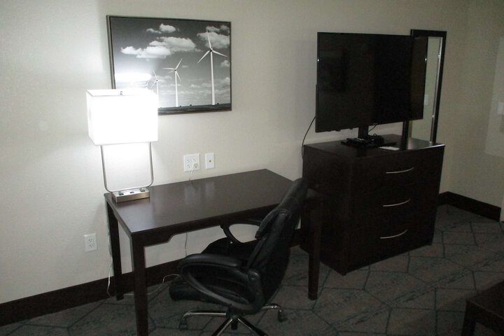1 King Bed (4 of 12)