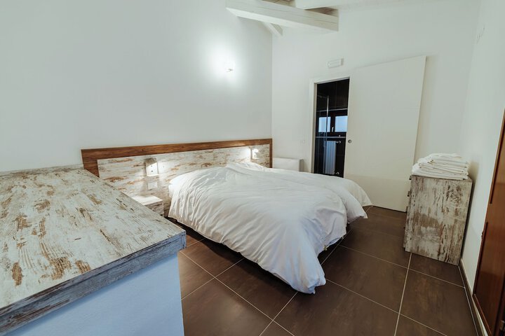 Room 6 of 30