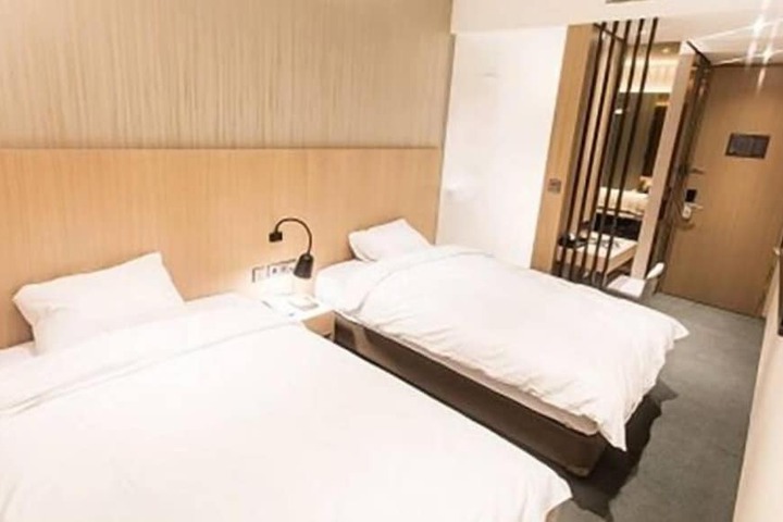 Room 9 of 19