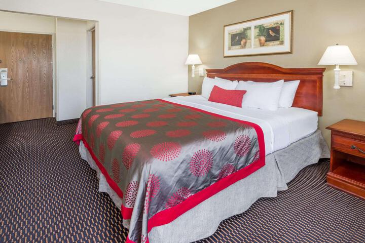 1 King Bed (6 of 20)