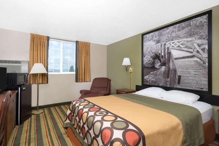 1 Queen Bed (8 of 8)