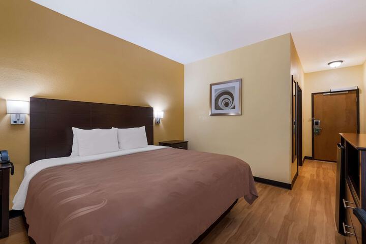 1 King Bed (2 of 17)