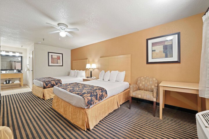 2 Queen Beds High Speed Internet Accessible Microwave and Refrigerator Safe Full Breakf (18 of 34)