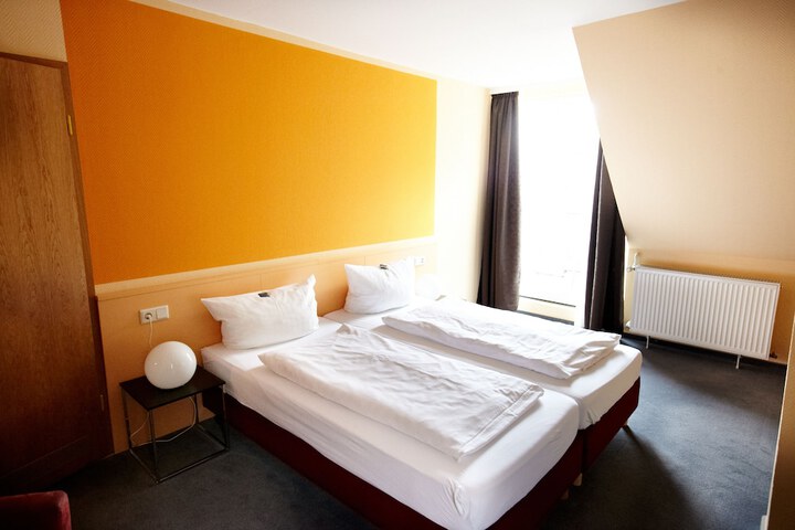 Room 7 of 33