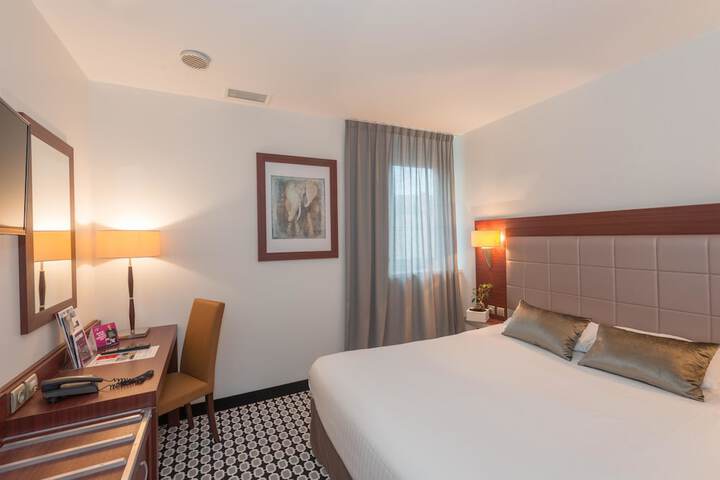Room 28 of 136
