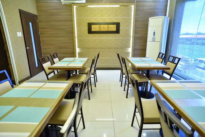 Dining 34 of 42