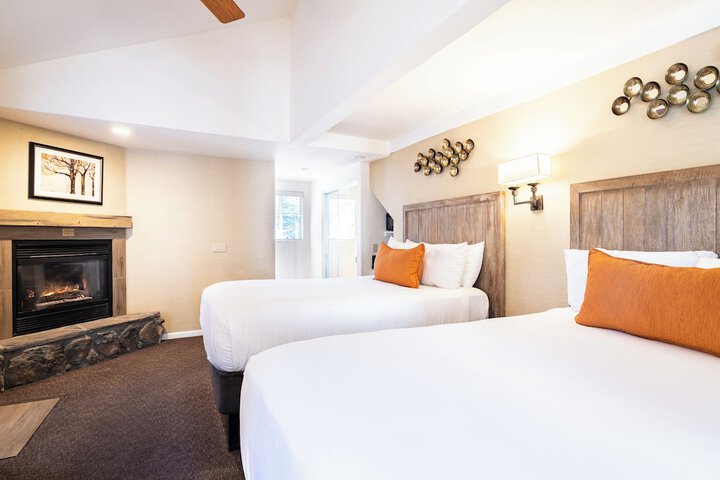 Quadruple Deluxe 2 Queen Beds (3 of 19)