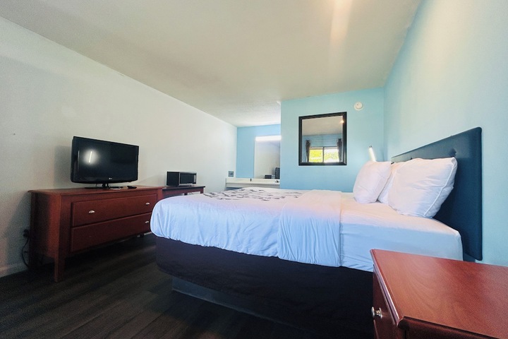 Room 10 of 33