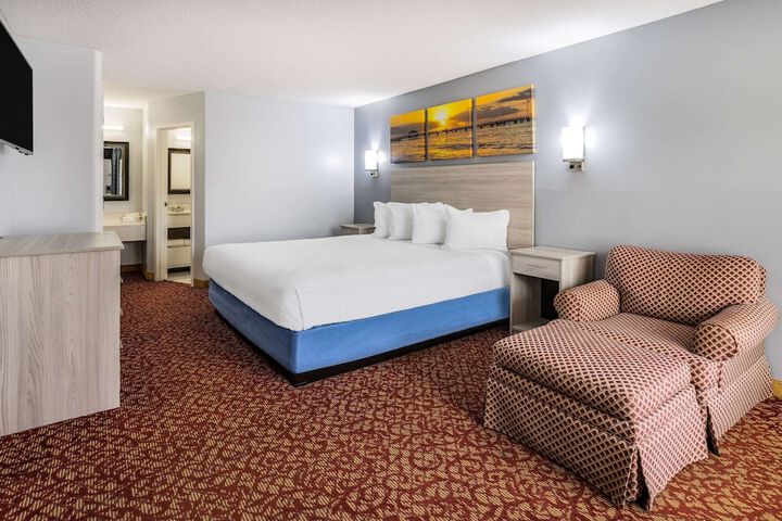 1 King Bed (1 of 10)