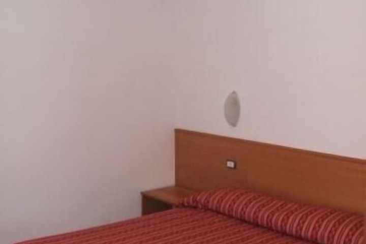 Room 4 of 28