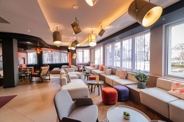 Lounge 75 of 98