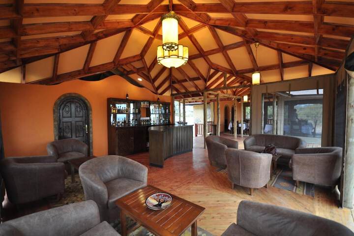 Lounge 20 of 34