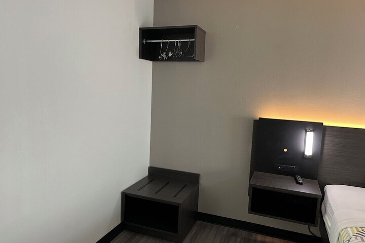 Room 11 of 25