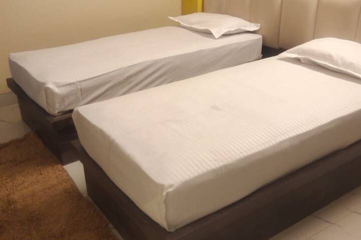 Room 6 of 10