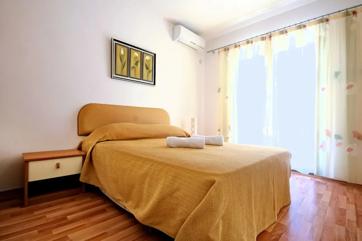 Room 6 of 15