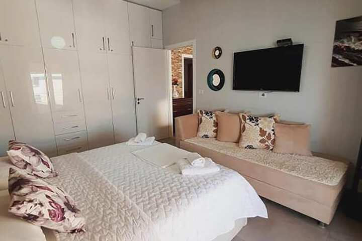 Room 7 of 120