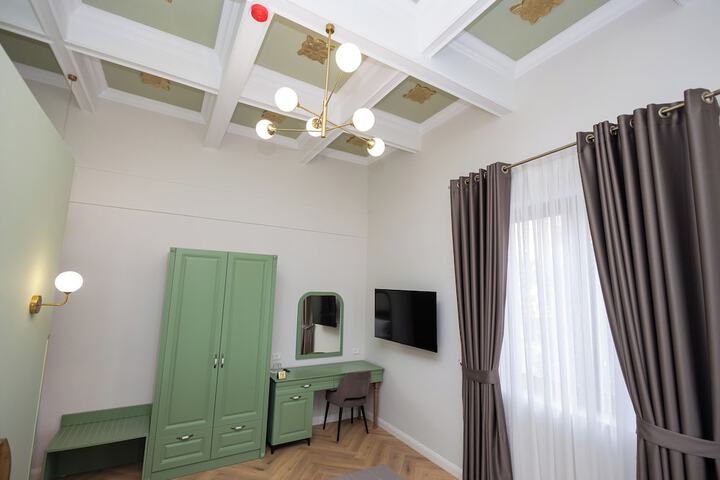 Room 8 of 33