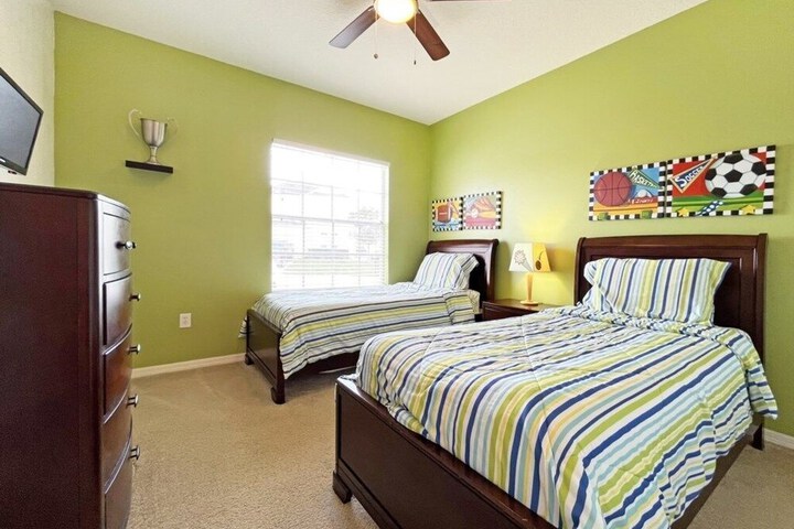 Room 4 of 32