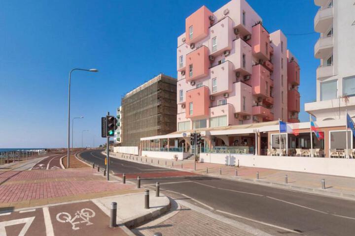 Mackenzie Beach Hotel & Apartments