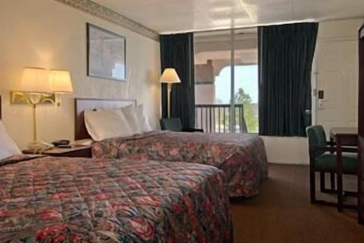 2 Queen Beds (1 of 8)