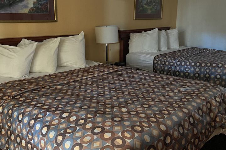 2 Queen Beds (7 of 11)