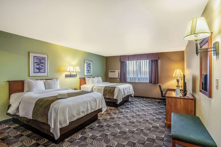 2 Queen Beds (2 of 9)