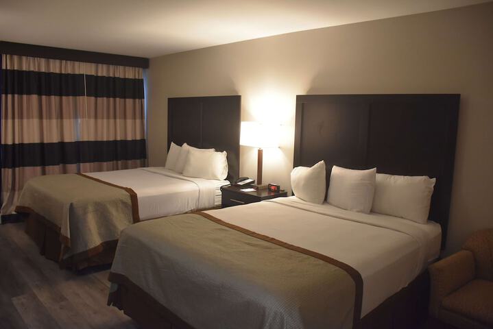 2 Queen Beds (1 of 8)