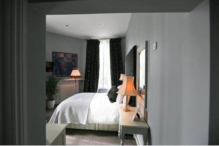 Room 5 of 8