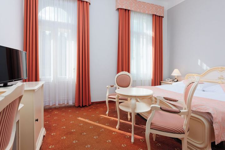 Room 13 of 38