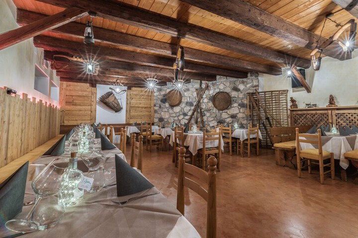 Dining 40 of 54