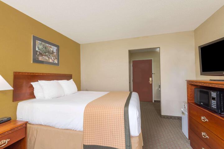 1 King Bed (1 of 10)