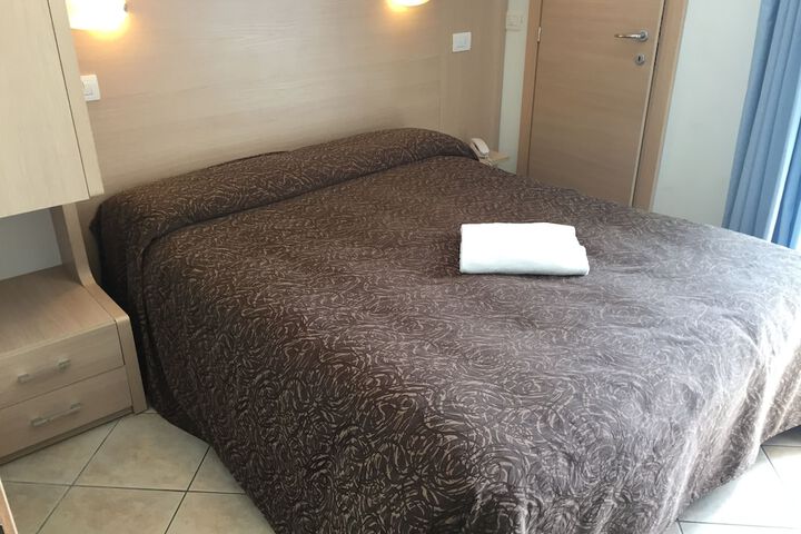Room 11 of 34