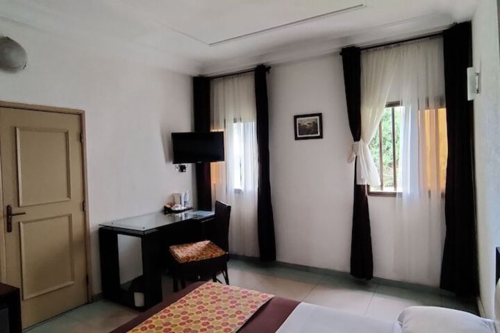 Room 7 of 32