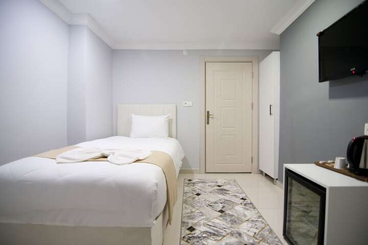 Room 8 of 83