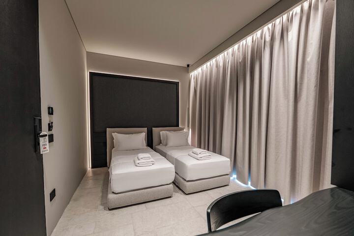 Room 16 of 104