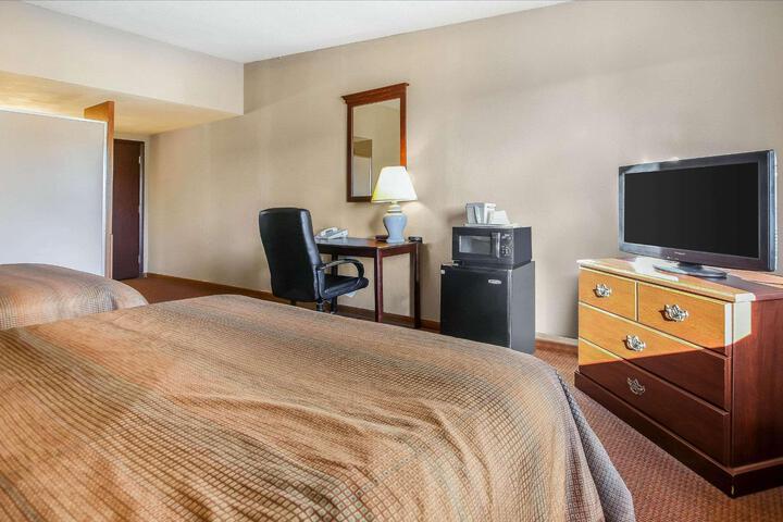 2 Queen Beds (9 of 11)