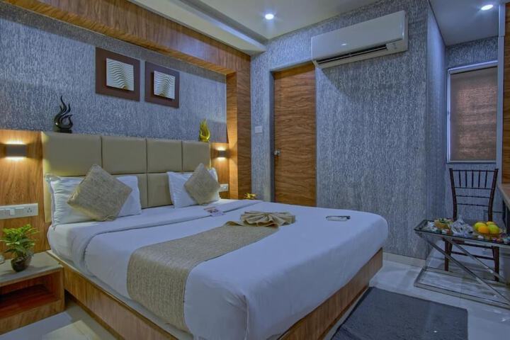 Room 7 of 12