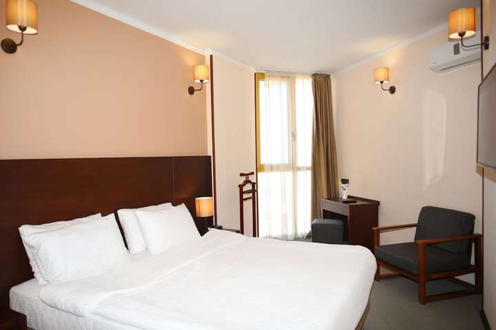 Room 18 of 104