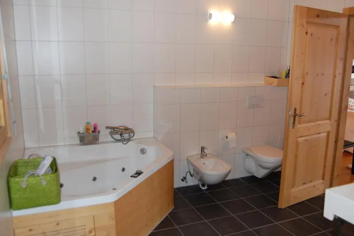 Room 6 of 11
