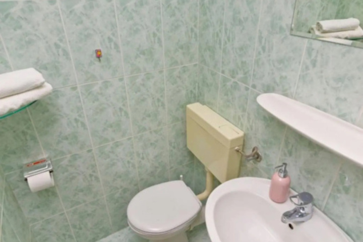 Room 5 of 11