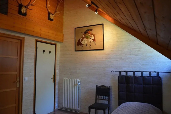 Room 7 of 9