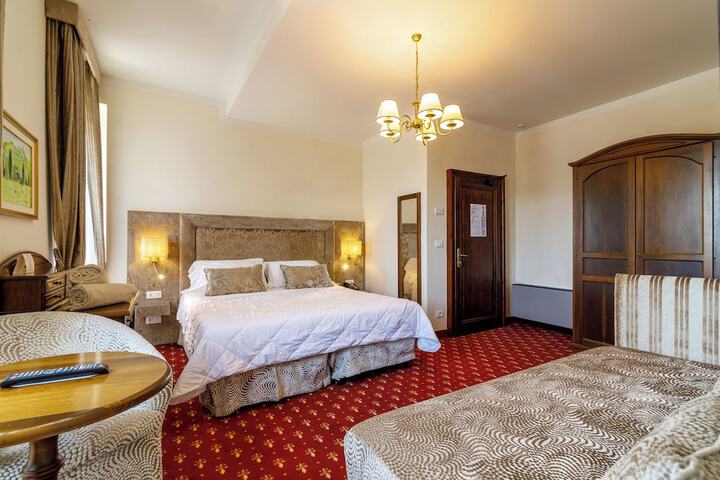 Room 43 of 185